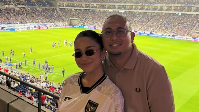 Gaya Azizah Salsha dan Jennifer Chopper saat Menyaksikan Langsung Timnas Indonesia Lawan Jepang. [@andre_rosiade]