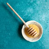 Madu dengan campuran kunyit bisa bantu cerahkan siku. (unsplash.com/Lindsay Moe).