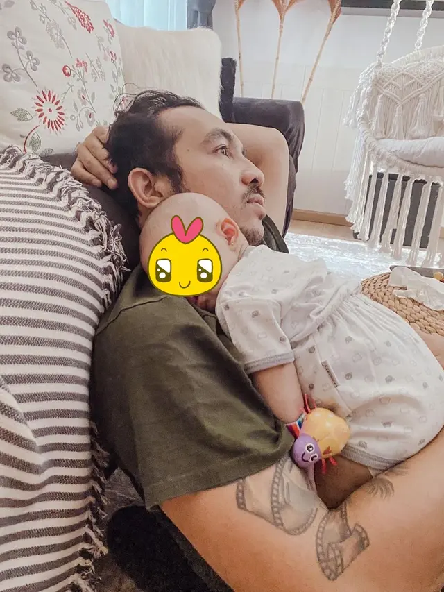 7 Potret Komo Ricky Momong Anak Pertama, Curi Perhatian