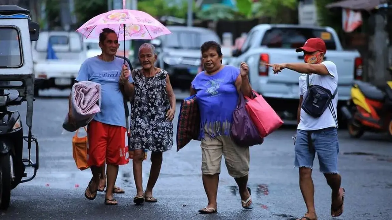 Warga dievakuasi dari rumah mereka di daerah pesisir Kota Legaspi, provinsi Albay di selatan Manila pada 25 Oktober 2020, menjelang badai tropis yang diperkirakan akan terjadi di tanah Molave.
