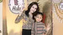 Tak hanya tampil di televisi saja Ayu Ting Ting dan Bilqis kompak dalam berpakaian. Saat jalan-jalan, mereka pun berusaha memakai baju yang sama. (Foto: Instagram/@ayutingting92)