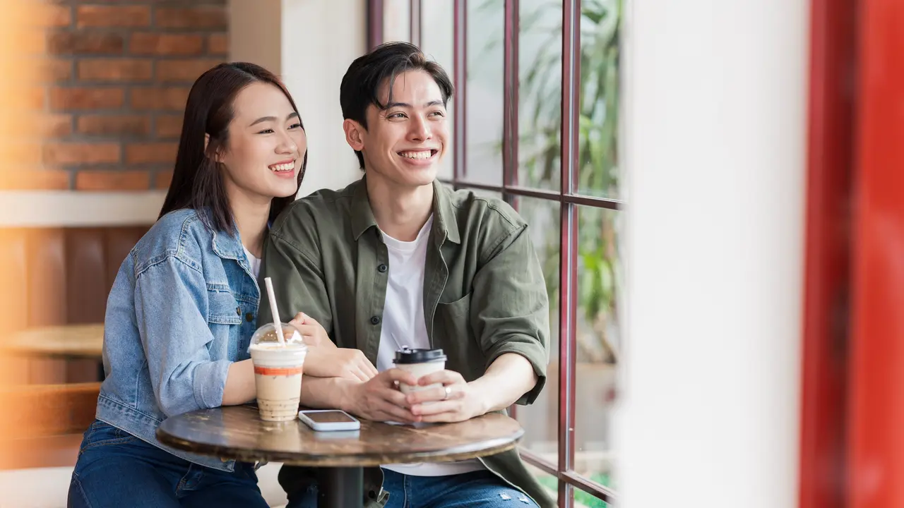 perempuan dan pasangan 5 juli dekat