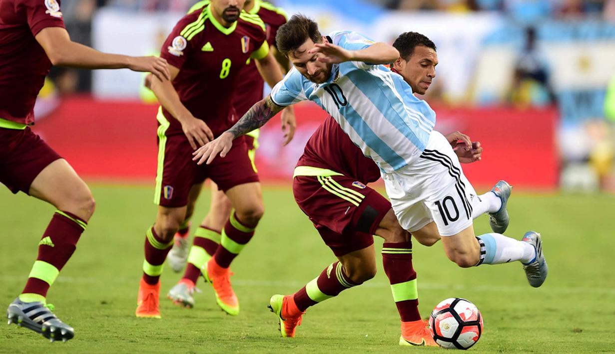 Lionel Messi dilanggar pemain Venezuela dalam laga perempat final Copa America Centenario 2016 di Stadion Gillette, Massachusetts, AS, (19/6/2016). (AFP/Alfredo Estrella)