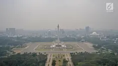 Kabut tipis menyelimuti udara di salah satu sudut kota Jakarta, Selasa (10/7). Tingkat polusi di Jakarta semakin memburuk dengan Indeks Kualitas Udara hari ini tercatat oleh BreezoMeter mencapai angka 151. (Merdeka.com/Iqbal S. Nugroho)