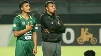 Dua generasi Persebaya Surabaya, Rachmat Irianto (kiri) dan sang ayah yang kini menjadi asisten pelatih Bajul Ijo, Sugiantoro. (Bola.com/Aditya Wany)