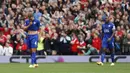 Pemain Leicester City, Danny Drinkwater (kiri) dan Wes Morgan tertunduk usai kalah dari Manchester United pada laga Premier League di Stadion Old Trafford, Sabtu (24/9/2016) WIB. (Reuters/Darren Staples)