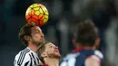 Pemain Juventus, Claudio Marchisio (kiri), duel dengan pemain Genoa, Cristian Ansaldi, dalam lanjutan Serie A Italia di Stadion Juventus, Turin, Kamis (4/2/2016) dini hari WIB. (AFP/Marco Bertorello)