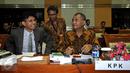Wakil Ketua KPK Laode M Syarif (kiri) dan Ketua KPK Agus Raharjo berbincang sebelum mengikuti rapat dengar pendapat (RDP) dengan Komisi III di Kompleks Parlemen, Jakarta, Rabu (27/1/2016). Rapat terkait legislasi dan pengawasan. (Liputan6/Johan Tallo)