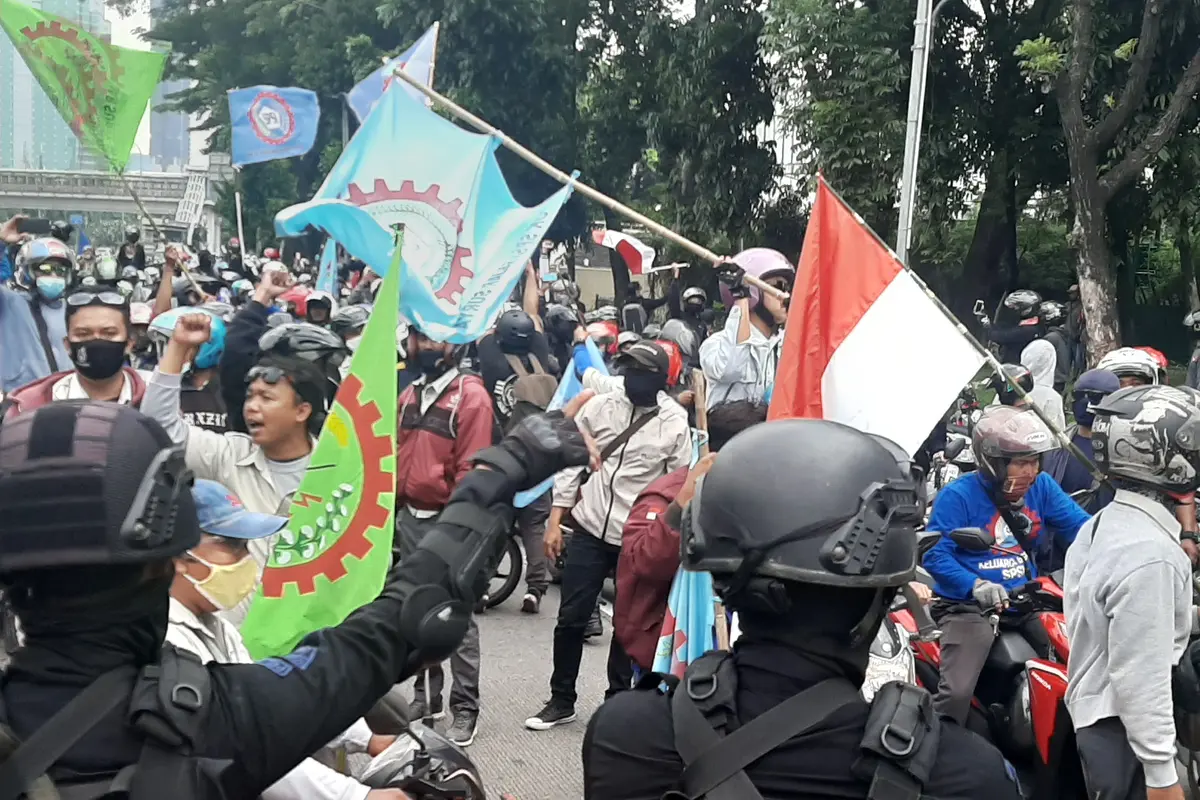 Sejumlah aliansi buruh yang demo tolak Omnibus Law RUU Cipta Kerja diadang Brimob saat menuju ke Gedung DPR/MPR, Kamis (9/10/2020)