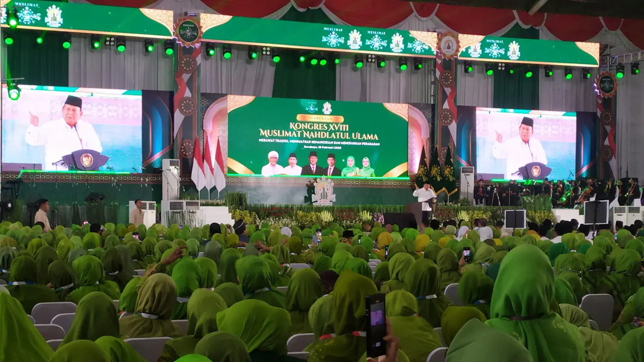Presiden Prabowo Subianto membuka Kongres XVIII Muslimat Nahdlatul Ulama (NU) di Surabaya, Jawa Timur, Senin (10/2/2025). (Liputan6.com/Dian Kurniawan)