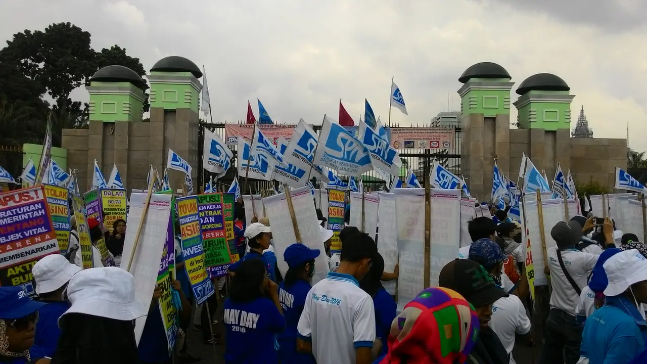 Ribuan Buruh Tunggu Dede Yusuf di DPR