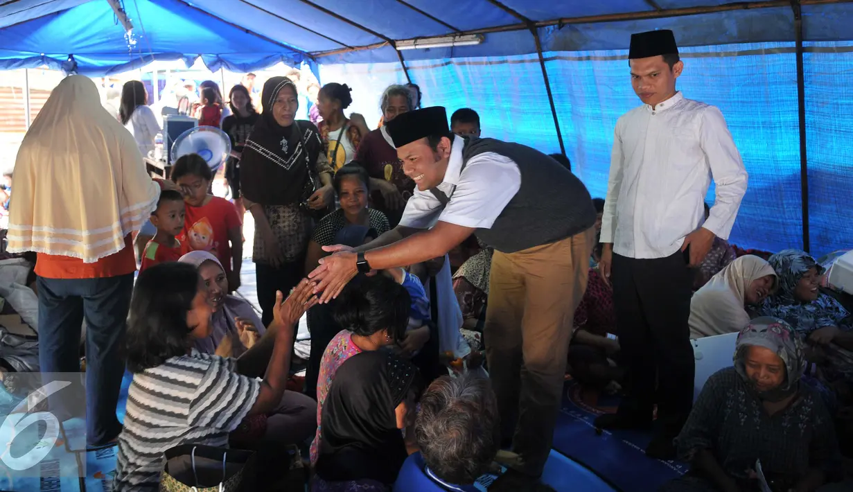 Bakal Calon Gubernur DKI Jakarta, Muhamad Idrus berkunjung ke lokasi kebakaran di Pasar Poncol Senen, Jakarta, Jumat (29/4). Idrus tampak bersalaman dengan warga di pengungsian sementara. (Liputan6.com/Gempur M Surya)