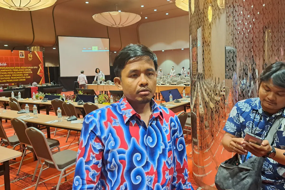 Komisioner KPU RI Idham Holik saat menjawab pertanyaan sejumlah wartawan. (Merdeka.com/Lydia Fransisca)