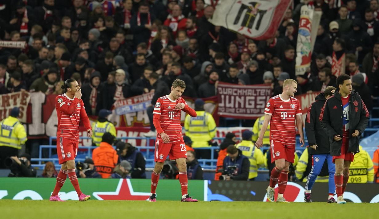 Para pemain Bayern Munchen berjalan lesu setelah dikalahkan Manchester City pada laga leg pertama babak perempatfinal Liga Champions 2022/2023 di Etihad Stadium, Manchester, Rabu (12/4/2023) dini hari WIB. (AP Photo/Dave Thompson)