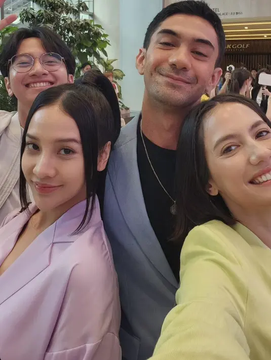 Tak hanya sendiri, ia juga hadir dengan ketiga publik figure tanah air lainnya. Seperti Reza Rahadian dan Anya Geraldine yang mengenakan blazer ungu. (@pevpearce)