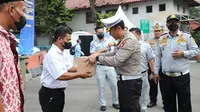 Korps Lalu Lintas (Korlantas) membagikan ratusan sembako kepada sejumlah komunitas sopir di kawasan Terminal Kampung Rambutan, Jakarta.