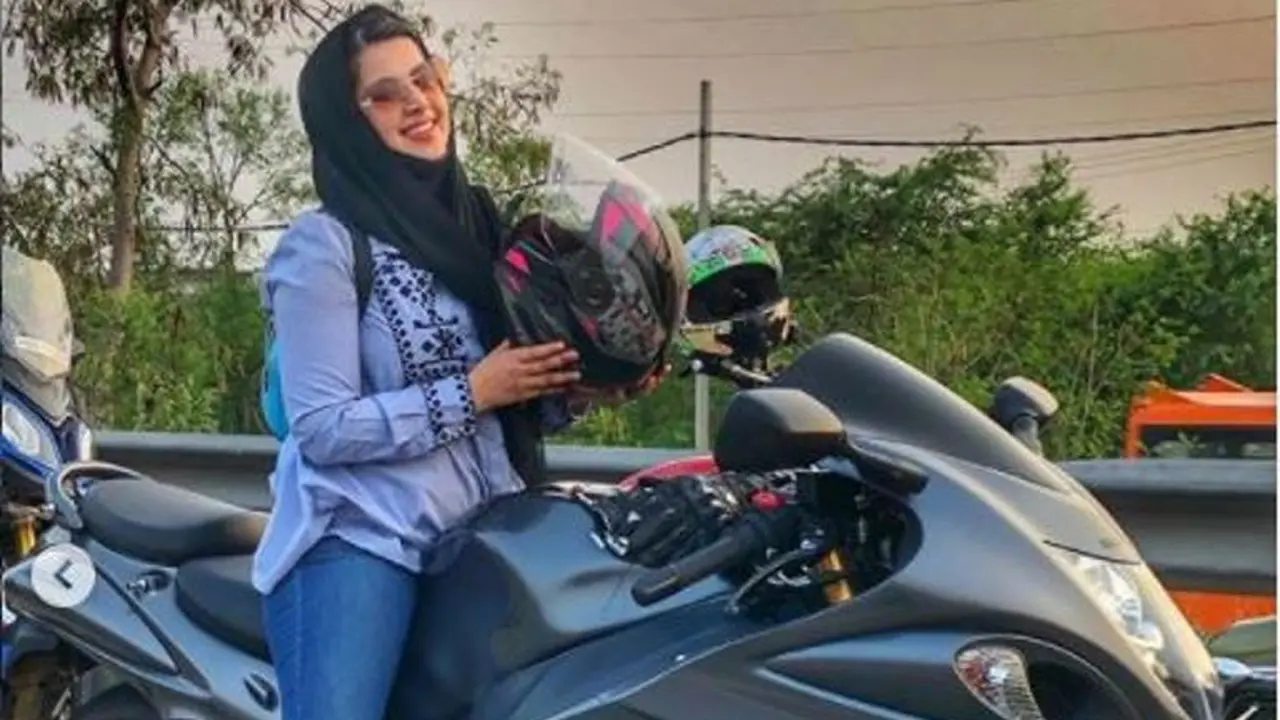 Sosok Biker Berhijab Keliling India dengan Motor Besar