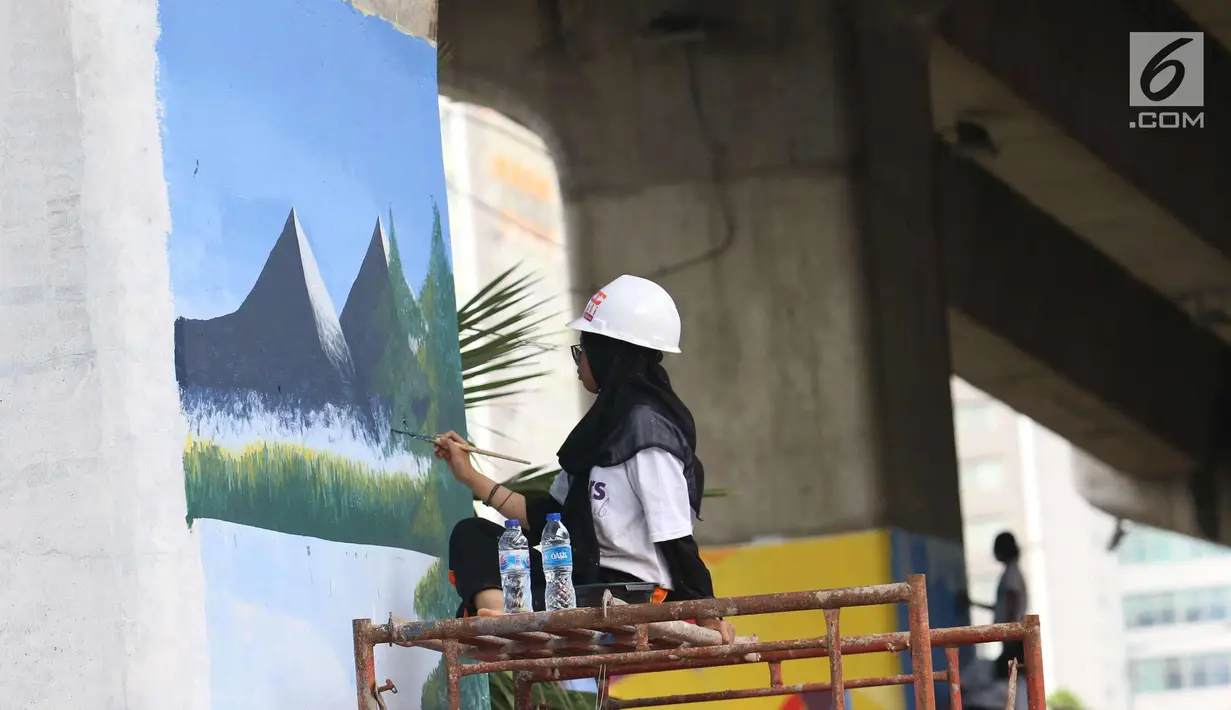 Seorang siswi tengah serius membuat mural di bawah kolong jalan layang non tol Kasablangka, Jakarta, Jumat (1/12). Mural tersebut di lakukan untuk mempercantik kawasan tersebut. (Liputan6.com/Angga Yuniar)