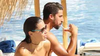 Sami Khedira dan Adriana Lima tertangkap kamera tengah berlibur bersama di Yunani. (twitter.com/FutbalPaparazzi)