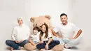 Jelang melahirkan, Dian Ayu jalani pemotretan maternity shoot. Usung konsep simpel degan outfit sederhana berwarna putih, keluarga kecil ini akan semakin berwarna karena buah hati ketiganya segara lahir ke dunia. Boneka besar yang menjadi properti untuk pemotretan membuat konsep pemotretan Dian Ayu kali ini terlihat unik. (Liputan6.com/IG/@dianayulestari)