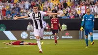 Selebrasi pemain anyar Juventus, Andrea Favilli usai mencetak gol ke gawang Bayern Munchen dalam International Champions Cup (ICC) 2018 di Lincoln Financial Field, Philadelphia, Amerika Seikat, Rabu (25/7). (AP Photo/Chris Szagola)