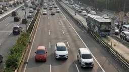 Sejumlah kendaraan melintas di Jalan Tol Dalam Kota, Jakarta, Senin (11/6). H-4 Lebaran sejumlah ruas tol di Jakarta ramai lancar. (Liputan6.com/Herman Zakharia)