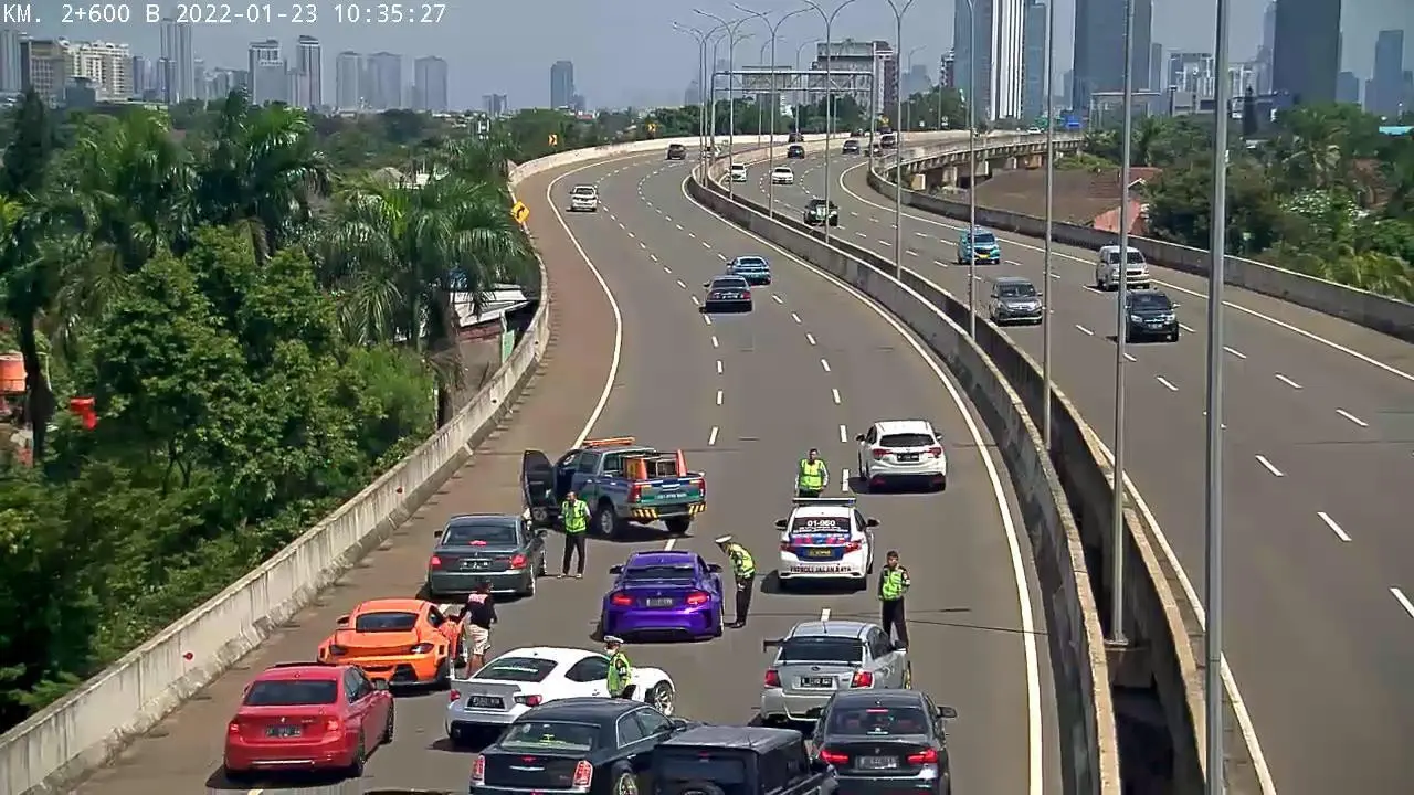 Polisi menindak para pengemudi rombongan mobil mewah yang mengganggu pengemudi lain di KM 02+400 Andara.