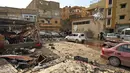 Dampak kerusakan serangan bom mobil ganda di Kota Benghazi, Libya, Rabu (24/1). Serangan ganda itu terjadi dalam rentang waktu yang berdekatan, sekitar 10-15 menit antara masing-masing kejadian. (AFP PHOTO/Abdullah DOMA)