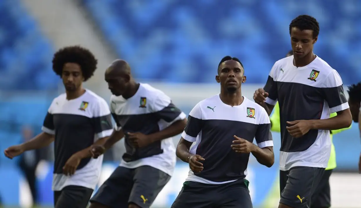 Samuel Eto'o melakukan latihan bersama rekannya jelang menghadapi Meksiko, Stadion Natal, Brasil, Kamis (12/06/2014) (AFP Photo/PIERRE-PHILIPPE MARCOU)