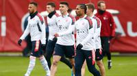Para pemain Bayern Munchen termasuk gelandang Jerman Serge Gnabry (depan) ambil bagian dalam sesi latihan di Munich, 15 Februari 2022. Bayern Munchen akan melakoni laga tandang melawan RB Salzburg dalam leg pertama 16 besar Liga Champions, Kamis (17/2) dini hari WIB. (MICHAELA REHLE / AFP)