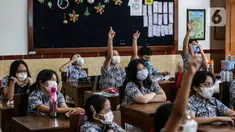 Sejumlah siswa mengikuti kegiatan belajar mengajar secara tatap muka saat PPKM level 1 di SD Pangudi Luhur, Jakarta, Rabu (25/5/2022). Pemerintah pusat menerapkan Pemberlakuan Pembatasan Kegiatan Masyarakat (PPKM) level 1 untuk wilayah aglomerasi Jakarta, Bogor, Depok, Tangerang, dan Bekasi (Jabodetabek) selama dua pekan, terhitung sejak 24 Mei sampai 6 Juni 2022. (Liputan6.com/Johan Tallo)