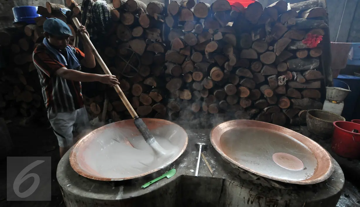 Foto yang diambil 23 Januari 2016 memperlihatkan para pekerja tengah mengaduk adonan dodol di pabrik Nyona Lauw di Neglasari, Tangerang. Jelang Tahun Baru Imlek, permintaan dodol dan kue keranjang meningkat dua kali lipat. (Liputan6.com/JohanTallo)