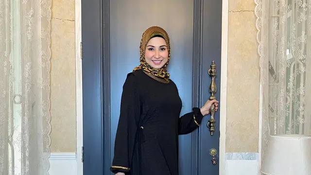 Hikmat Fashion menggandeng pemain film dan presenter Deswita Maharani sebagai brand ambassador.