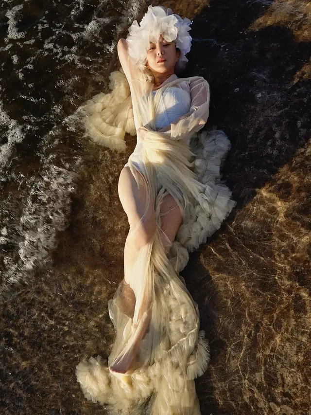 Potret Park Na-rae Tampil Bak Dewi Laut dalam Pemotretan Solo Wedding di Pantai Jeju