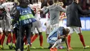 Pemain Manchester City, Fernandinho menahan kesedihannya usai timnya kalah dari AS Monaco pada leg kedua Babak 16 Besar Liga Champions di Louis II stadium, Monaco, Rabu(15/3/2016). Manchester City kalah 1-3. (AP/Claude Paris)