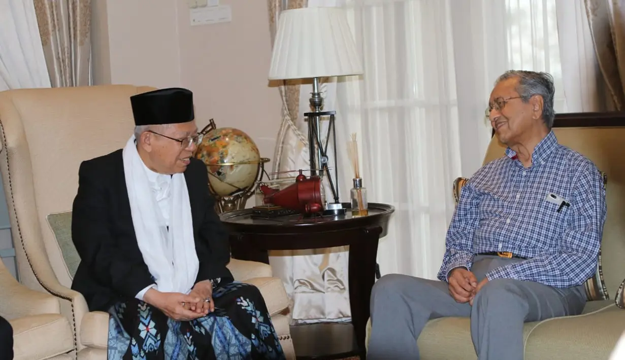 Bakal calon Wakil Presiden Kiai Ma'ruf Amin, bertemu dengan Perdana Menteri Malaysia, Mahathir Mohamad, di Kuala Lumpur, Sabtu (8/9). Pertemuan keduanya membicarakan isu-isu terkini di lingkungan ASEAN dan Asia. (Liputan6.com/Pool/Tim KH Ma'ruf Amin)