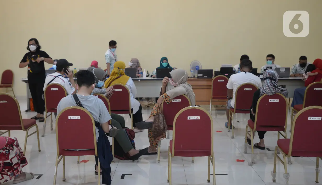 Suasana vaksinasi Covid-19 warga khusus DKI 18 tahun ke atas di Gelanggang Olahraga, Pengadegan, Jakarta, Kamis (10/6/2021). Kementerian kesehatan memberikan ijin kepada Pemrov DKI Jakarta resmi menggelar vaksin covid-19 untuk kelompok masyarakat 18 tahun ke atas. (merdeka.com/Imam Buhori)