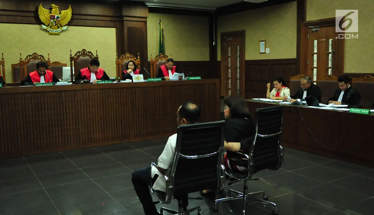 Pengacara Elza Syarief (kanan) menjadi saksi pada sidang lanjutan kasus dugaan pemberian keterangan palsu dalam sidang kasus KTP Elektronik dengan terdakwa Miryam S Haryani di Pengadilan Tipikor, Jakarta, Senin (21/8). (Liputan6.com/Helmi Afandi)