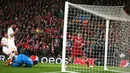 Pemain Liverpool, Roberto Firmino mencetak gol ke gawang AS Roma pada laga leg pertama semifinal Liga Champions 2017-2018 di Anfield, Selasa (24/4). Liverpool mengalahkan AS Roma di kandang sendiri dengan skor 5-2. (AP/Dave Thompson)
