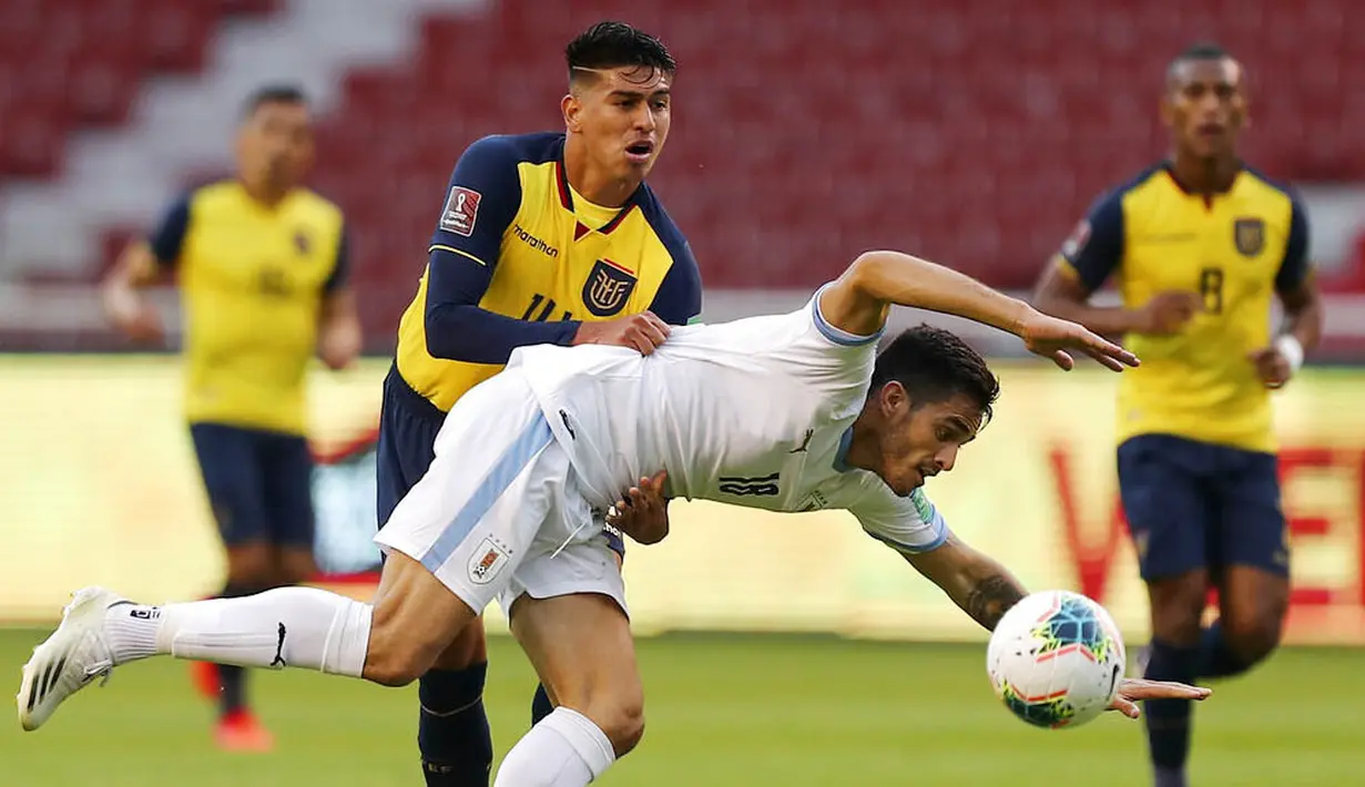 Pemain Uruguay, Maximiliano Gomez, berebut bola dengan pemain Ekuador, Xavier Arreaga, pada laga kualifikasi Piala Dunia 2022 di Stadion Casa Blanca, Rabu (14/10/2020). Ekuador menang dengan skor 4-2. (Jose Jacome/Pool via AP)
