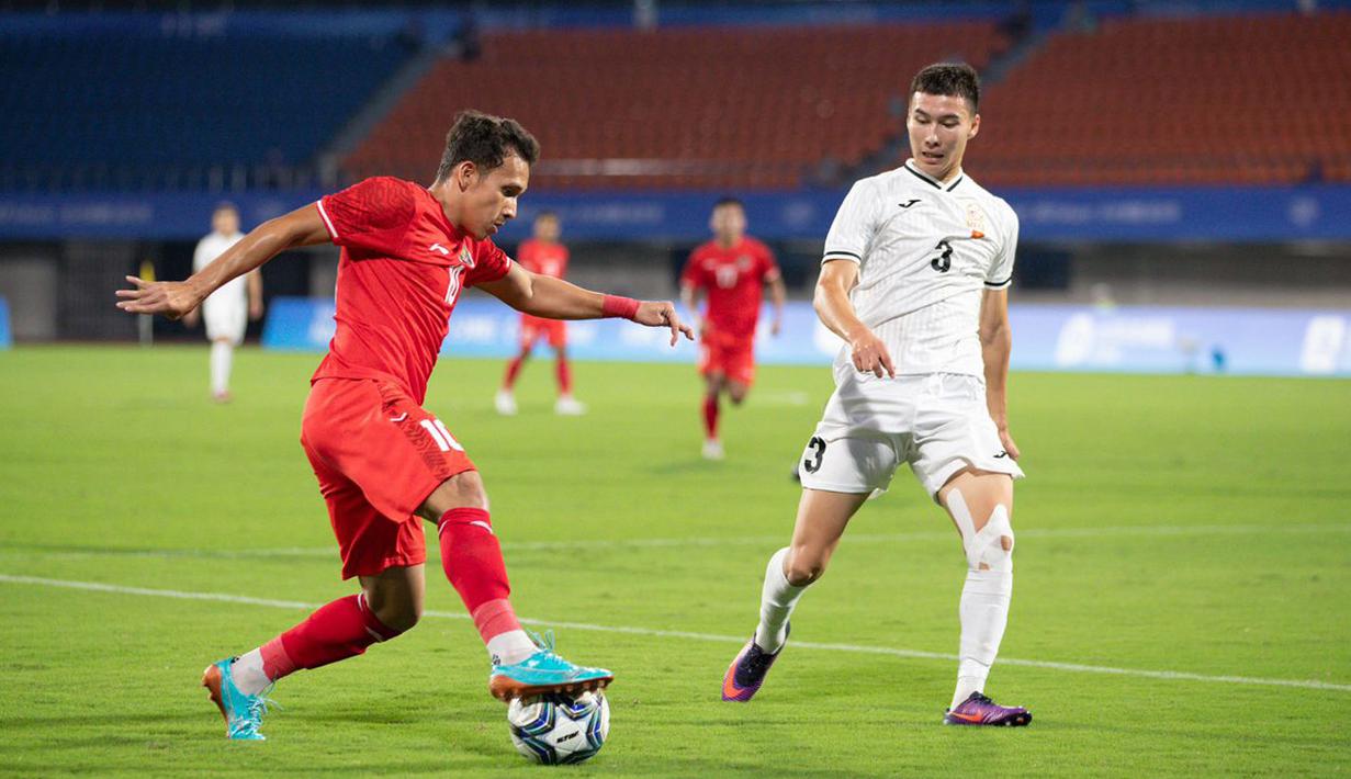 <p>Pemain Timnas Indonesia U-24, Egy Maulana Vikri (kiri), mengontrol bola dan berusaha melewati hadangan&nbsp;pemain Kirgistan dalam laga Grup F Asian Games 2022 yang digelar di Zhejiang Normal University East Stadium, Jinhua, China, Selasa (19/9/2023) malam WIB. (Dok. NOC Indonesia)</p>