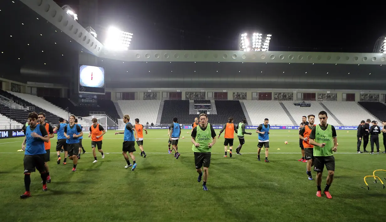 Para pemain AC Milan melakukan pemanasan saat berlatih ringan di Doha, Qatar, Kamis (22/12/2016). Latihan ini merupakan persiapan jelang laga penuh gengsi, Supercoppa Italiana melawan Juventus. (AFP/Karim Jaafar)