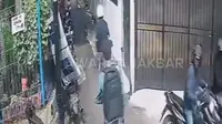 Detik-Detik Curanmor Bersenjata di Jakbar Terekam CCTV, Dua Pelaku Ditangkap