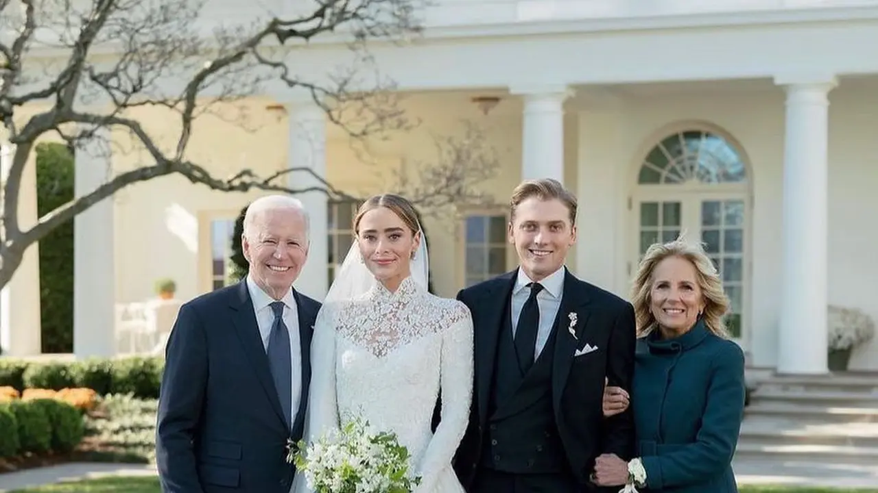 Potret Anggun Cucu Joe Biden, Naomi Biden dalam Gaun Pengantian Ralph Lauren