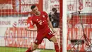 Pemain Bayern Munchen Ivan Perisic melakukan selebrasi usai mencetak gol ke gawang Eintracht Frankfurt dalam pertandingan semi final Piala Jerman di Allianz Arena, Munchen, Jerman, Rabu (10/6/2020). Bayern Munchen menang 2-1 dan lolos ke final. (Kai Pfaffenbach Pool via AP)