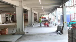 Pekerja tengah menyelesaikan pembagunan gedung parkir di Gelora Bung Karno (GBK) Senayan, Jakarta, Jumat (11/5). Kapasitas parkir GBK saat ini sekitar 1.500 kendaraan. (Liputan6.com/Angga Yuniar)