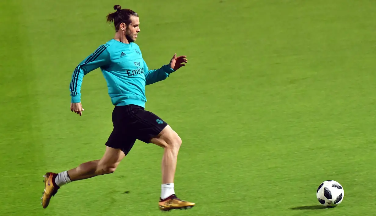 Gelandang Real Madrid, Gareth Bale, mengejar bola saat latihan di Stadion NY University Abu Dhabi, UAE, Senin (11/12/2017). Los Blancos bersiap jelang semifinal FIFA Club World Cup. (AFP/Giuseppe Cacace)
