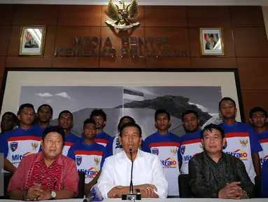 Menkopolhukam, Wiranto (tengah) memberi keterangan usai menerima kontingen Indonesia Football Community for Diplomatic Uni Papua FC di Jakarta, Jumat (12/8). Uni Papua FC bertolak dan melakoni laga di Finlandia. (Liputan6.com/Helmi Fithriansyah)