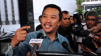 Menpora, Imam Nahrawi menjawab pertanyaan wartawan usai melakukan pertemuan dengan Ketua Umum PSSI 2011-2015, Djohar Arifin di Kemenpora, Jakarta, (23/6/2015). Hasil pertemuan akan dibahas saat RDP dengan Komisi X DPR RI. (Liputan6.com/Helmi Fithriansyah)