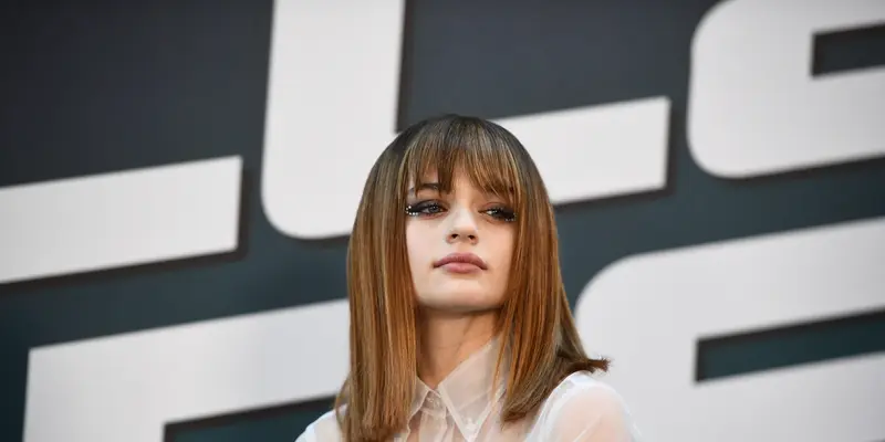 Pesona Joey King, Si Cantik Pemeran Prince di Film Bullet Train